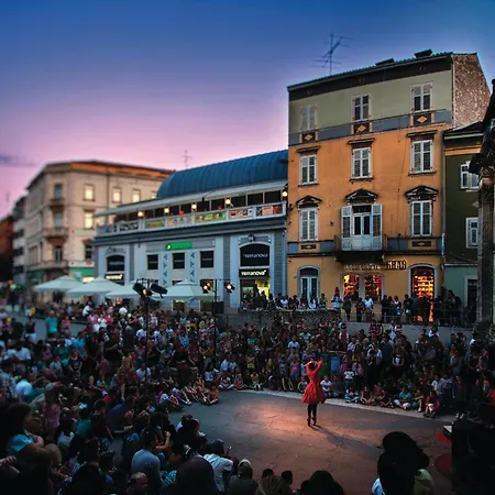 Gorgeous In Feriehus Pula